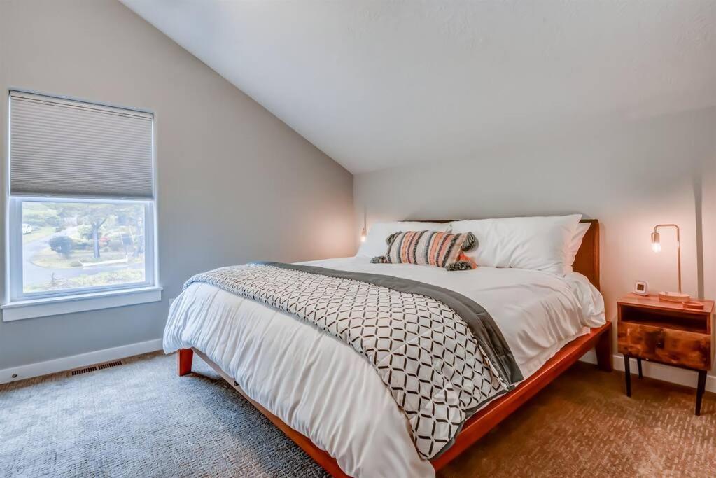New Tri-Level Home With Ocean View And 3 En-Suite Bedrooms! Depoe Bay Exteriör bild