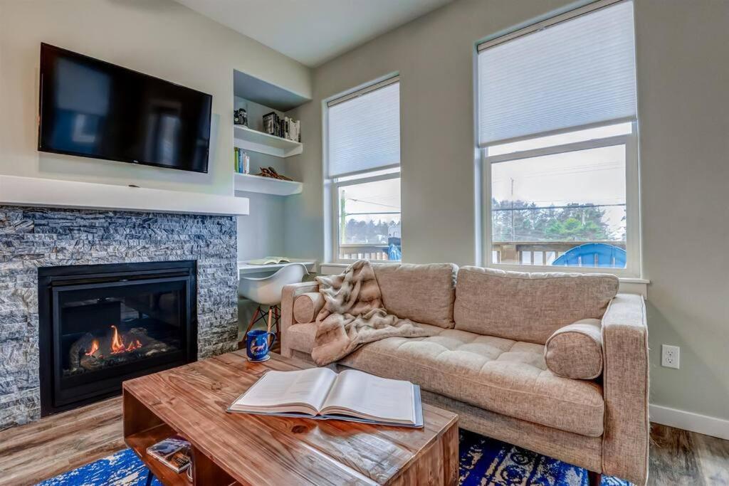 New Tri-Level Home With Ocean View And 3 En-Suite Bedrooms! Depoe Bay Exteriör bild