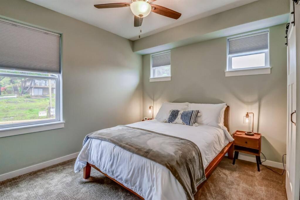 New Tri-Level Home With Ocean View And 3 En-Suite Bedrooms! Depoe Bay Exteriör bild