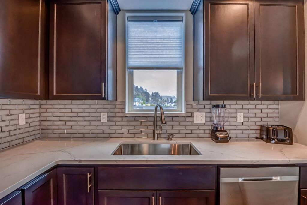 New Tri-Level Home With Ocean View And 3 En-Suite Bedrooms! Depoe Bay Exteriör bild