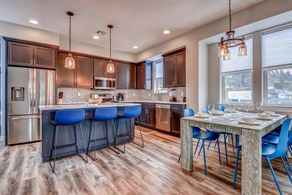 New Tri-Level Home With Ocean View And 3 En-Suite Bedrooms! Depoe Bay Exteriör bild